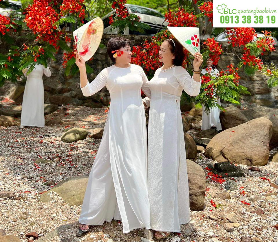 Nón lá và áo dài truyền thống là biểu tượng tinh tế cho vẻ đẹp phụ nữ Việt Nam