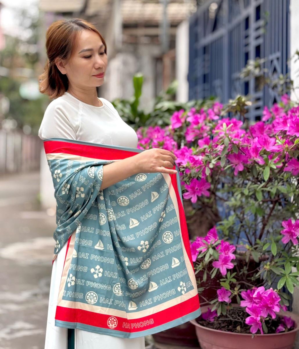 Khăn được làm từ lụa cao cấp, mềm mại, nhẹ nhàng, mang lại cảm giác êm ái khi sử dụng