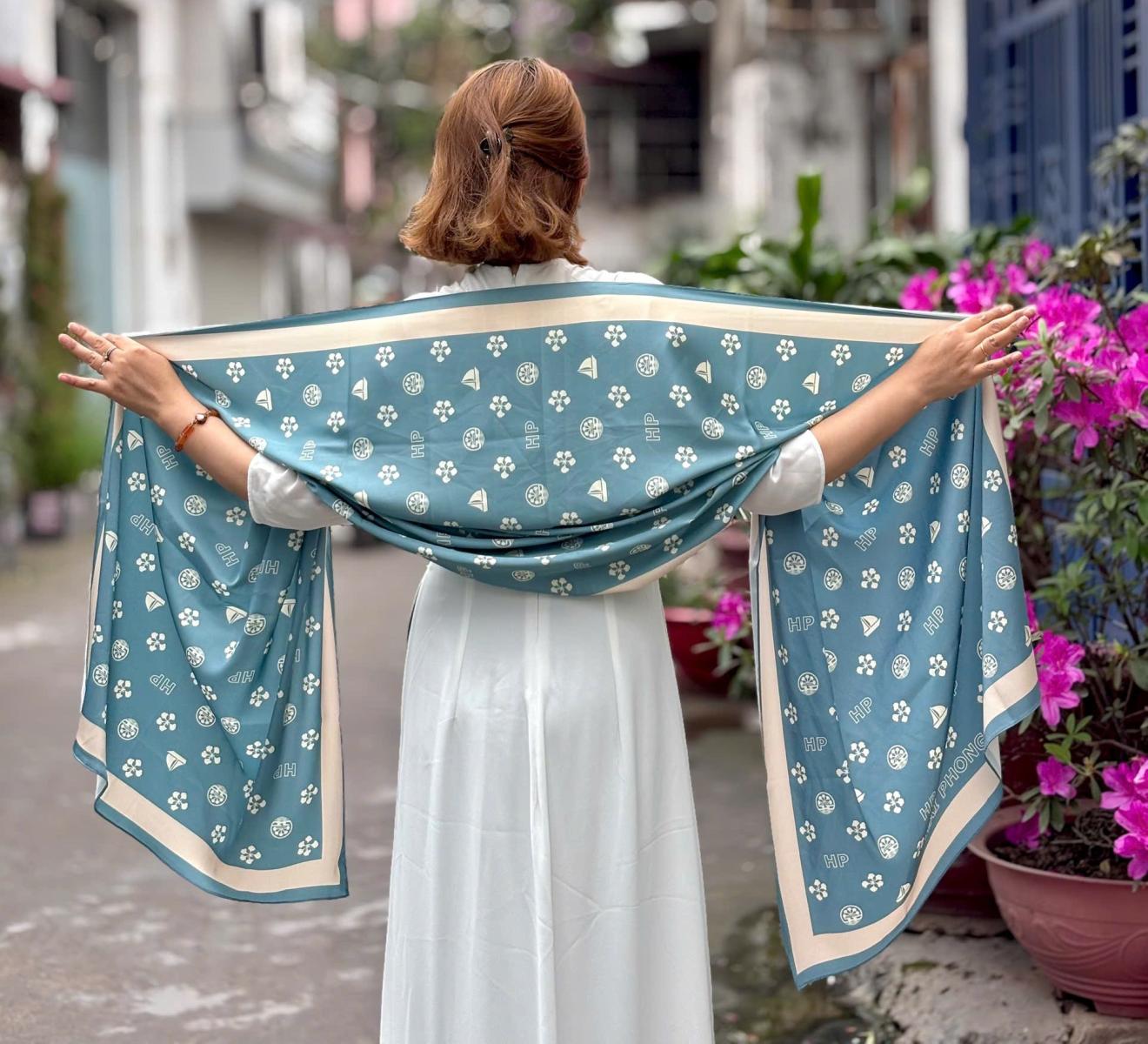 Khăn lụa cao cấp Hải Phòng màu xanh trắng 70x180cm