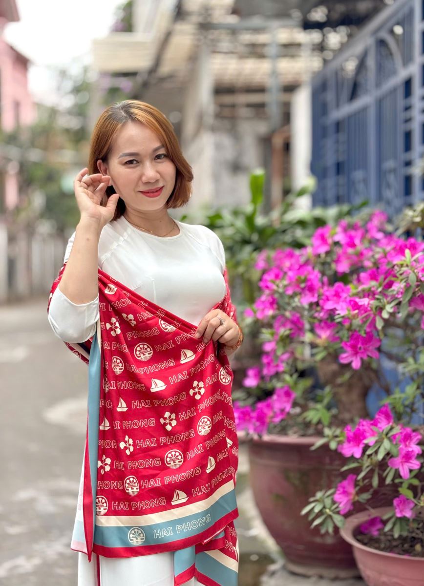 Chiếc khăn lụa Hải Phòng không chỉ mang giá trị thẩm mỹ mà còn gắn liền với tinh thần tự hào của người dân địa phương
