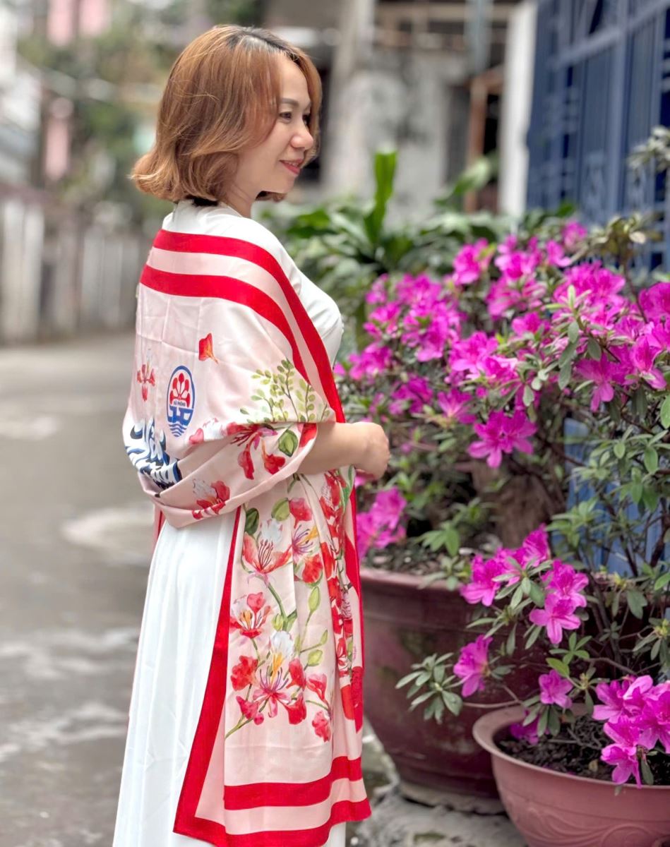 Chiếc khăn lụa Hải Phòng không chỉ mang giá trị thẩm mỹ mà còn gắn liền với tinh thần tự hào của người dân địa phương