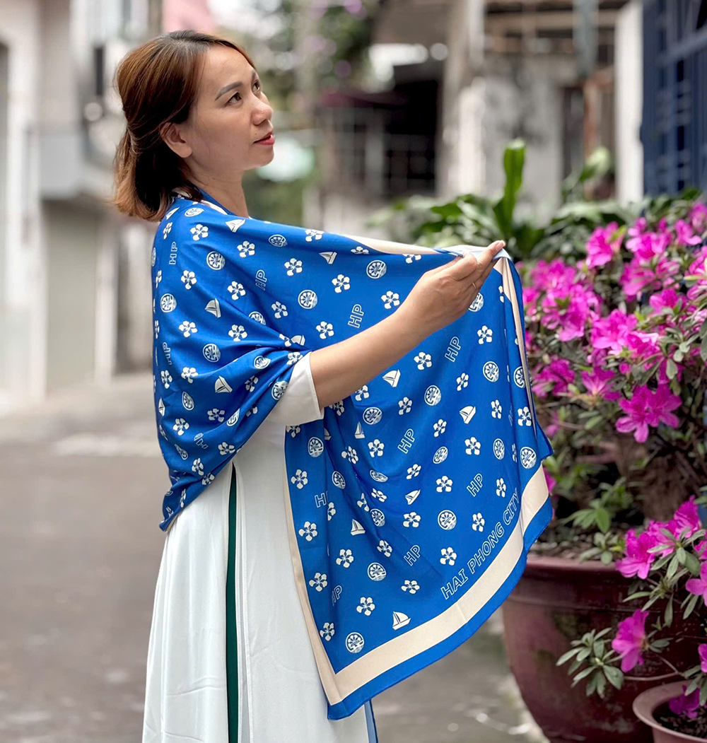 Lụa là chất liệu mang lại sự sang trọng bậc nhất, giúp khăn có độ rủ mềm mại và tạo cảm giác thoải mái