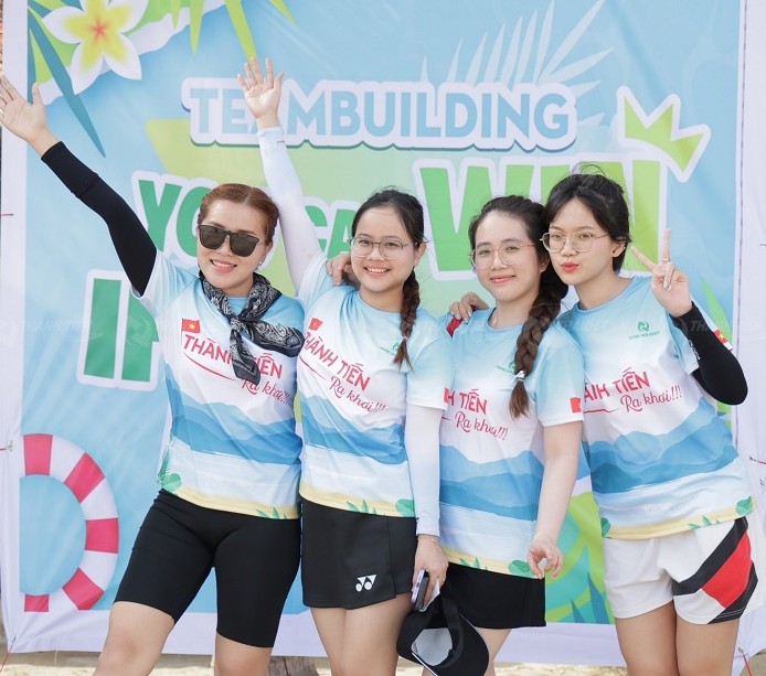 Đồng phục không chỉ giúp team “lên đồ” cực chất trong các hoạt động ngoài trời mà còn thể hiện tinh thần đoàn kết