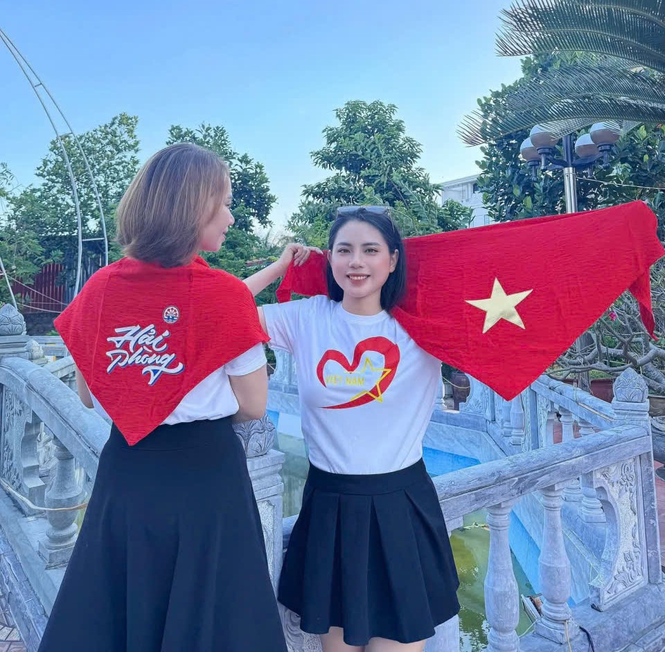 Áo Phông "Việt Nam" – Quà Tặng 19/8 và 2/9 Gần Gũi & Ý Nghĩa