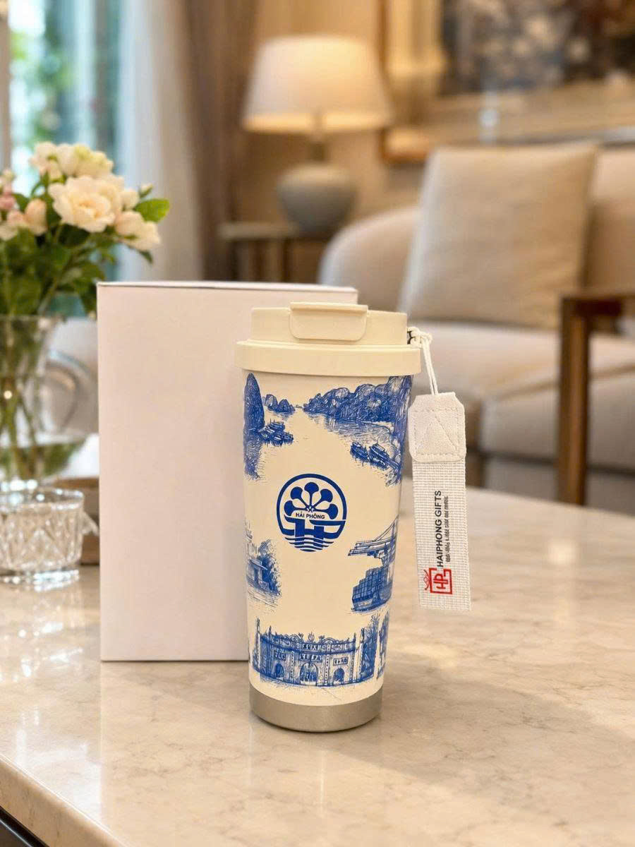 Cùng một chiếc bình giữ nhiệt nhưng khi được phối màu theo bộ nhận diện thương hiệu, in logo và đặt trong hộp thiết kế riêng
