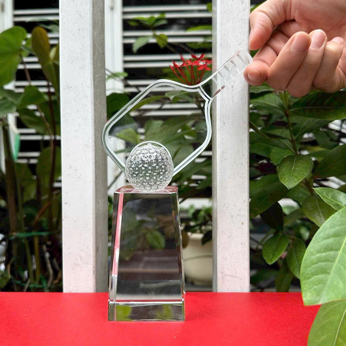 Cúp thể thao pha lê- CPL036 là dòng sản phẩm vinh danh cao cấp