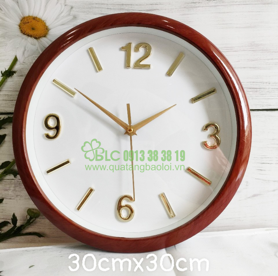 Bề mặt đồng hồ rộng, in logo thương hiệu rõ ràng, giúp hình ảnh doanh nghiệp được xuất hiện liên tục mỗi ngày