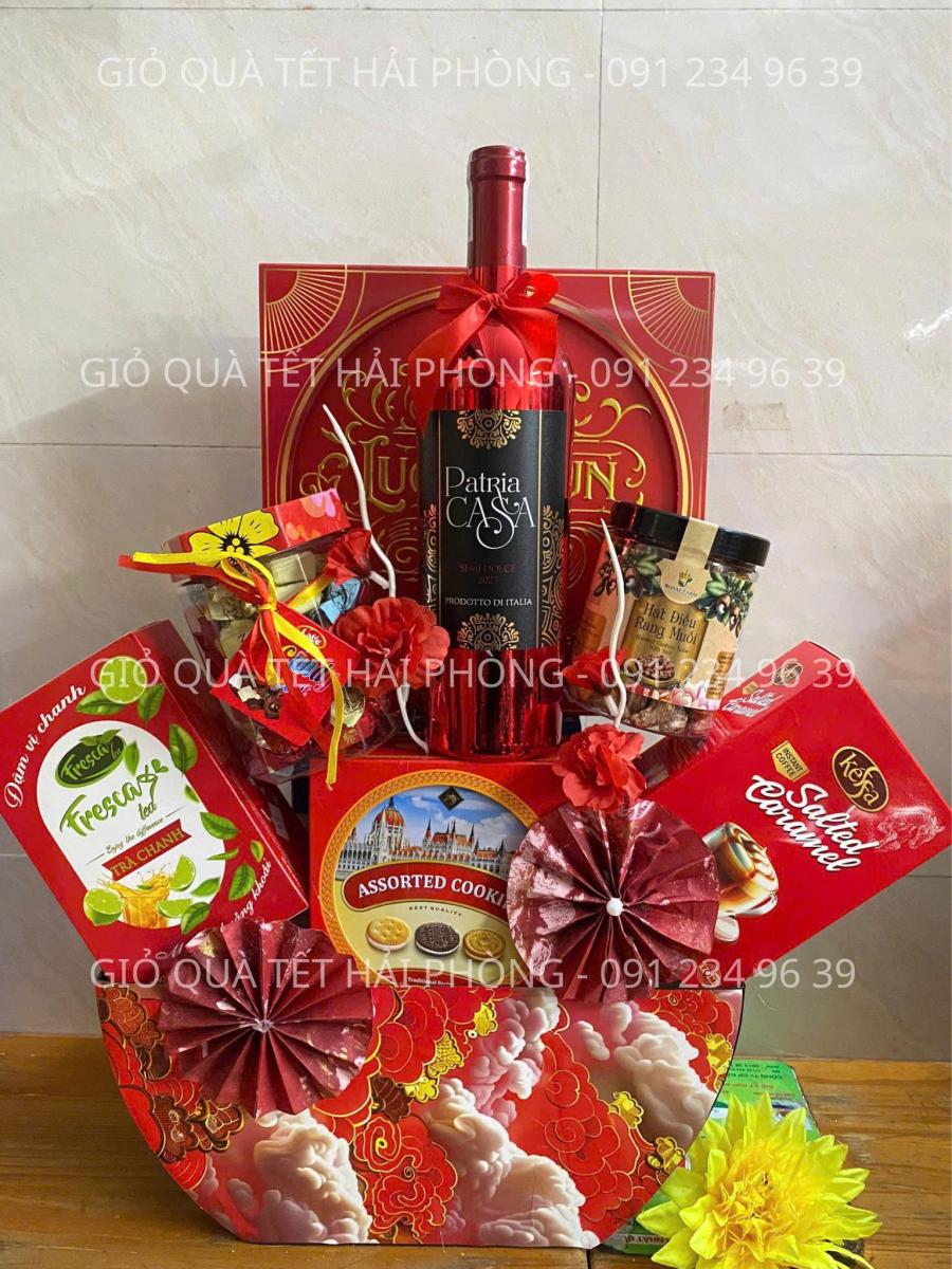 Một giỏ bánh kẹo gồm các loại bánh kẹo nhập khẩu, socola cao cấp, mứt Tết, trà, cà phê