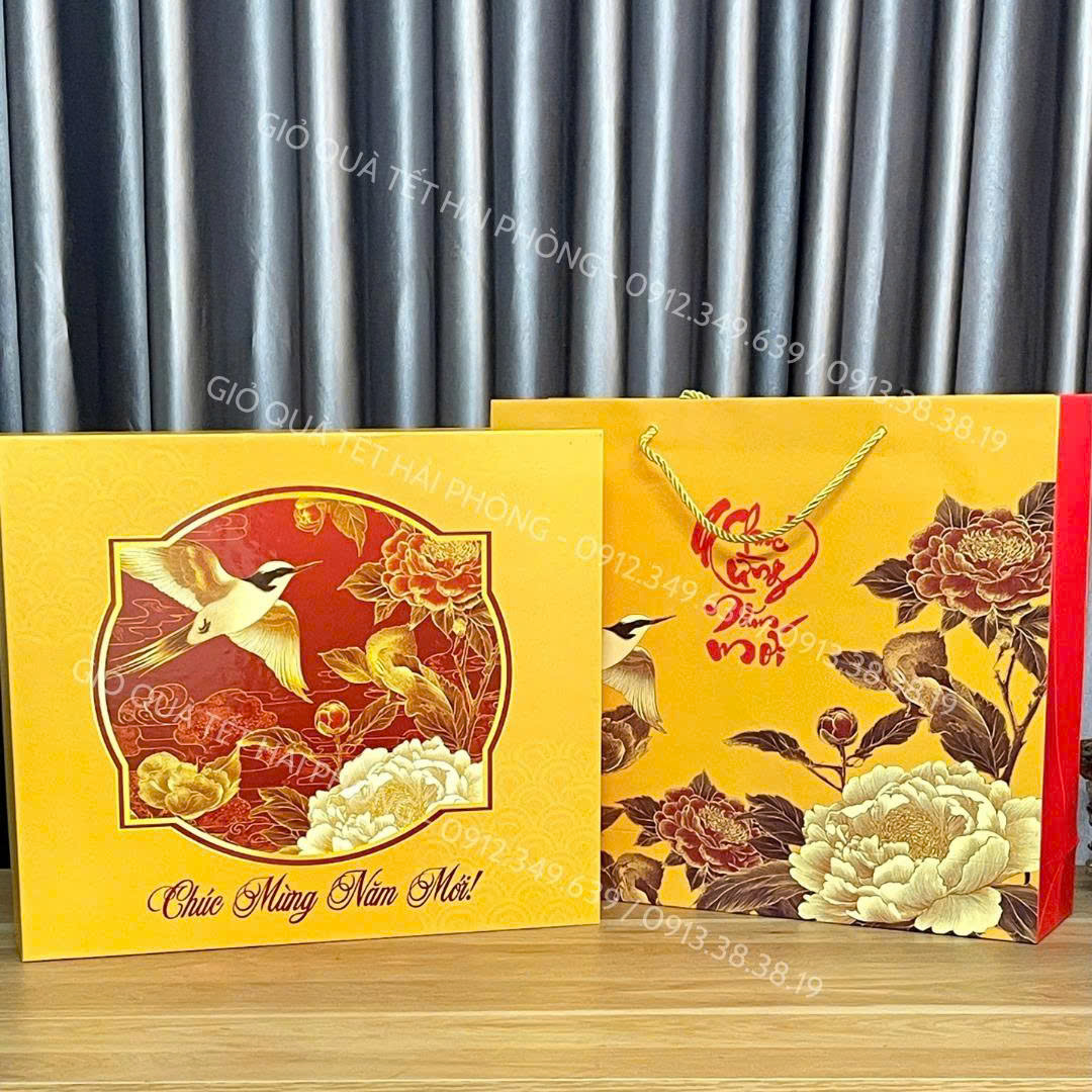 Hộp quà Tết vàng được đầu tư kỹ lưỡng là một lời tri ân chân thành