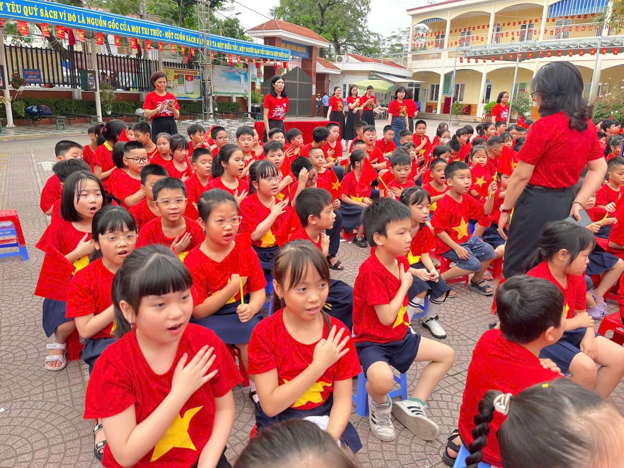 Trường Tiểu học Cát Bi càng thêm nhộn nhịp: sân trường rực rỡ sắc màu cờ hoa